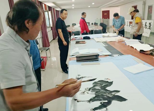 7月11日到15日,肃北县文联组织部分艺术家组成文化小分队,深入马鬃山